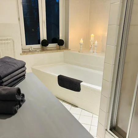 Moderne Am Stadtwald Von *